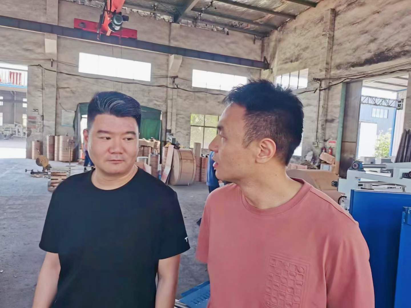 熱烈歡迎西工大趙盼博士后、教授帶領(lǐng)科研團(tuán)隊(duì)到上高縣雙新紙桶設(shè)備有限公司考察，雙方就全自動(dòng)鐵箍紙桶設(shè)備流水線(xiàn)的研發(fā)達(dá)成了初步的意向。